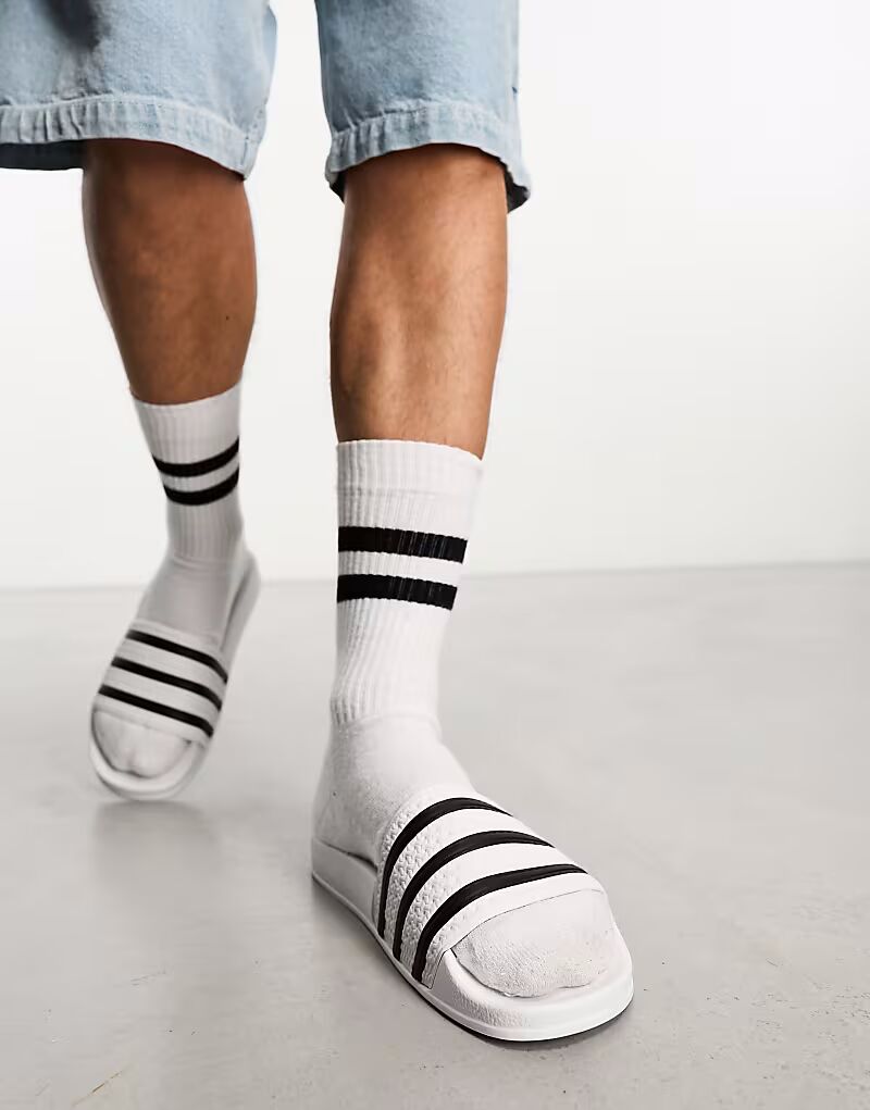 Шлепанцы adilette белого цвета Adidas Originals
Шлепанцы adilette белого цвета Adidas Originals