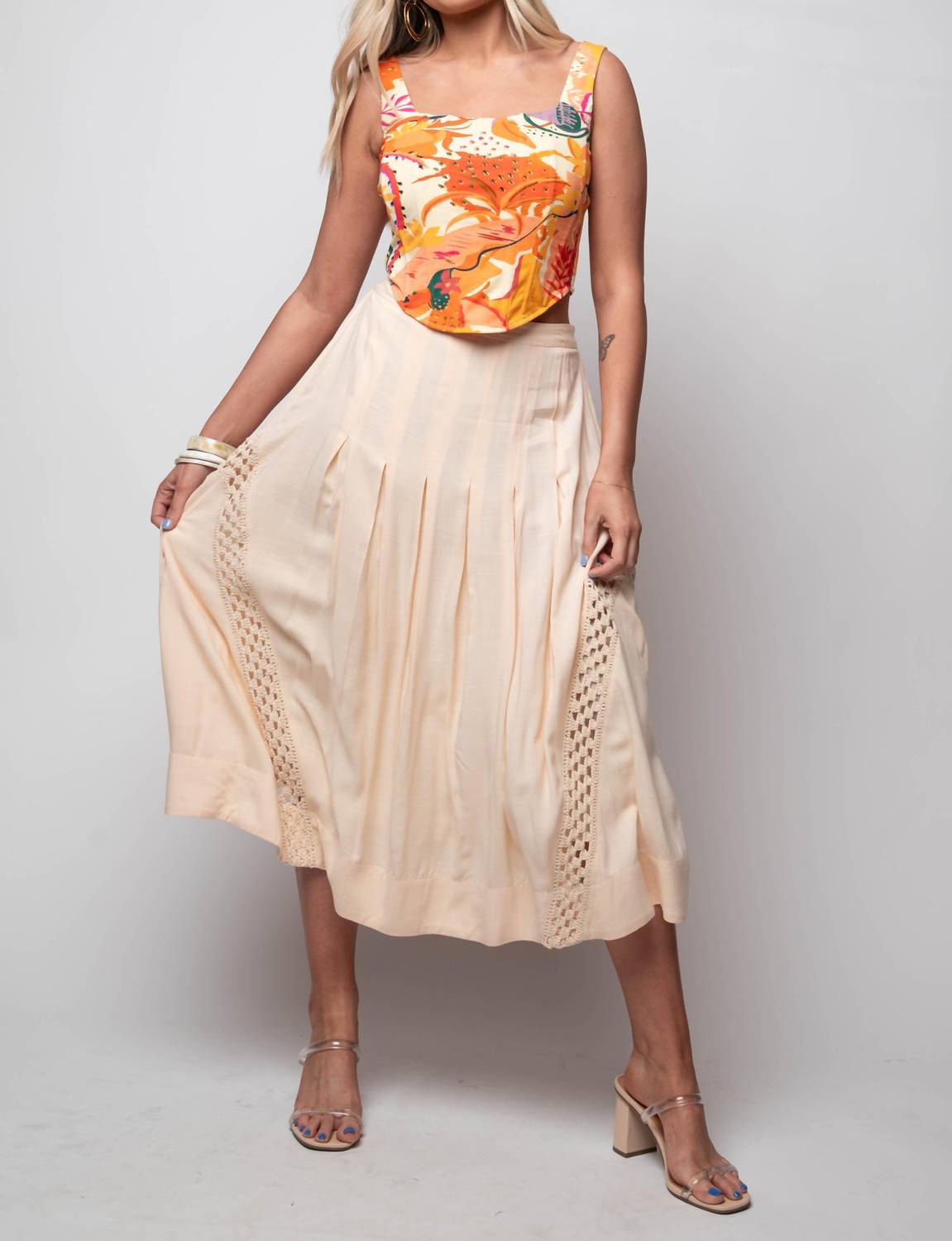 Адина Кружевная юбка в опале Ash & Eden, Opal
Адина Кружевная юбка в опале Ash & Eden, Opal