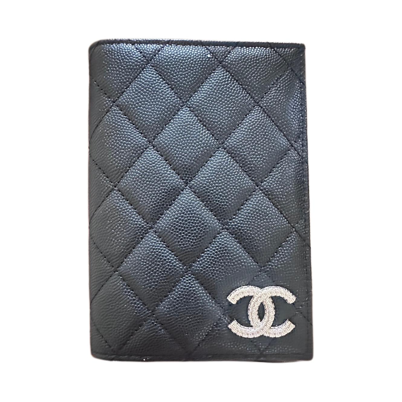 CHANEL Кожаный держатель для документов унисекс черный бриллиант
CHANEL Кожаный держатель для документов унисекс черный бриллиант