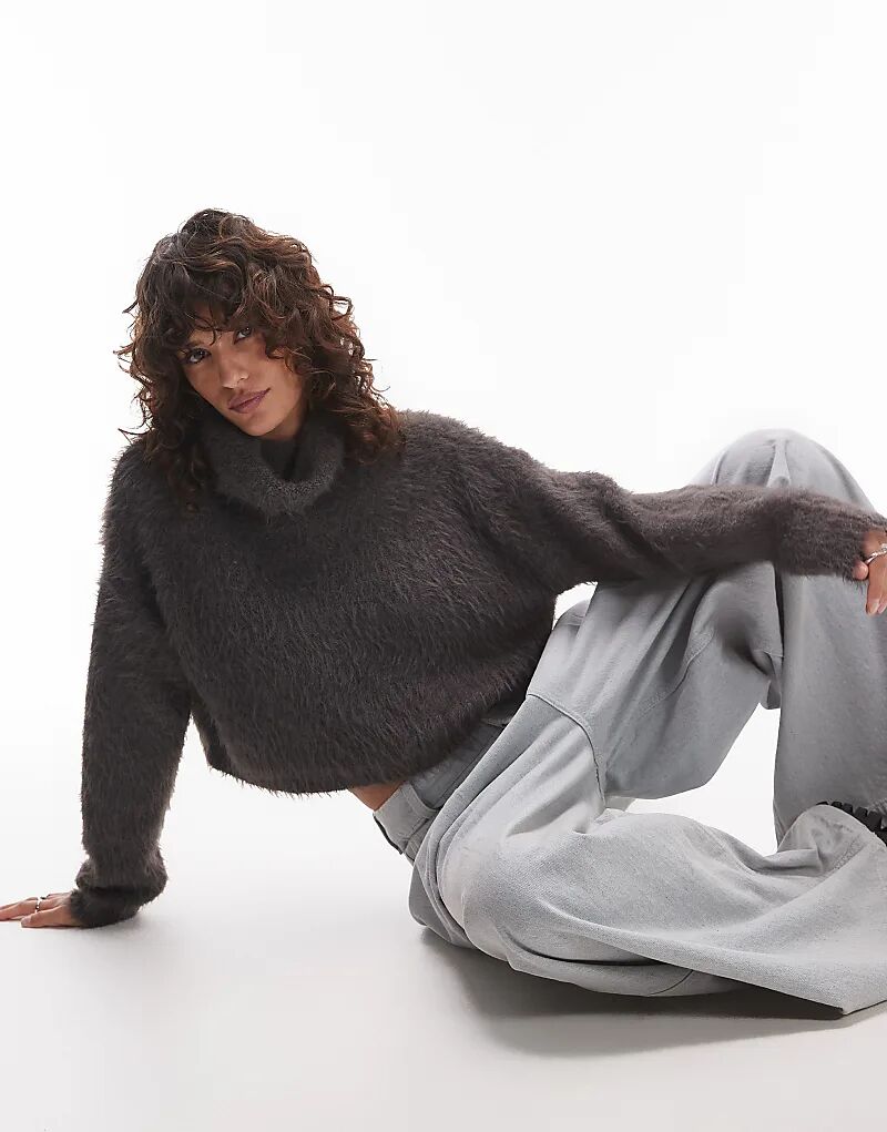 Вязаный ультра-пушистый укороченный джемпер с высоким воротником в угольном цвете Topshop
Вязаный ультра-пушистый укороченный джемпер с высоким воротником в угольном цвете Topshop