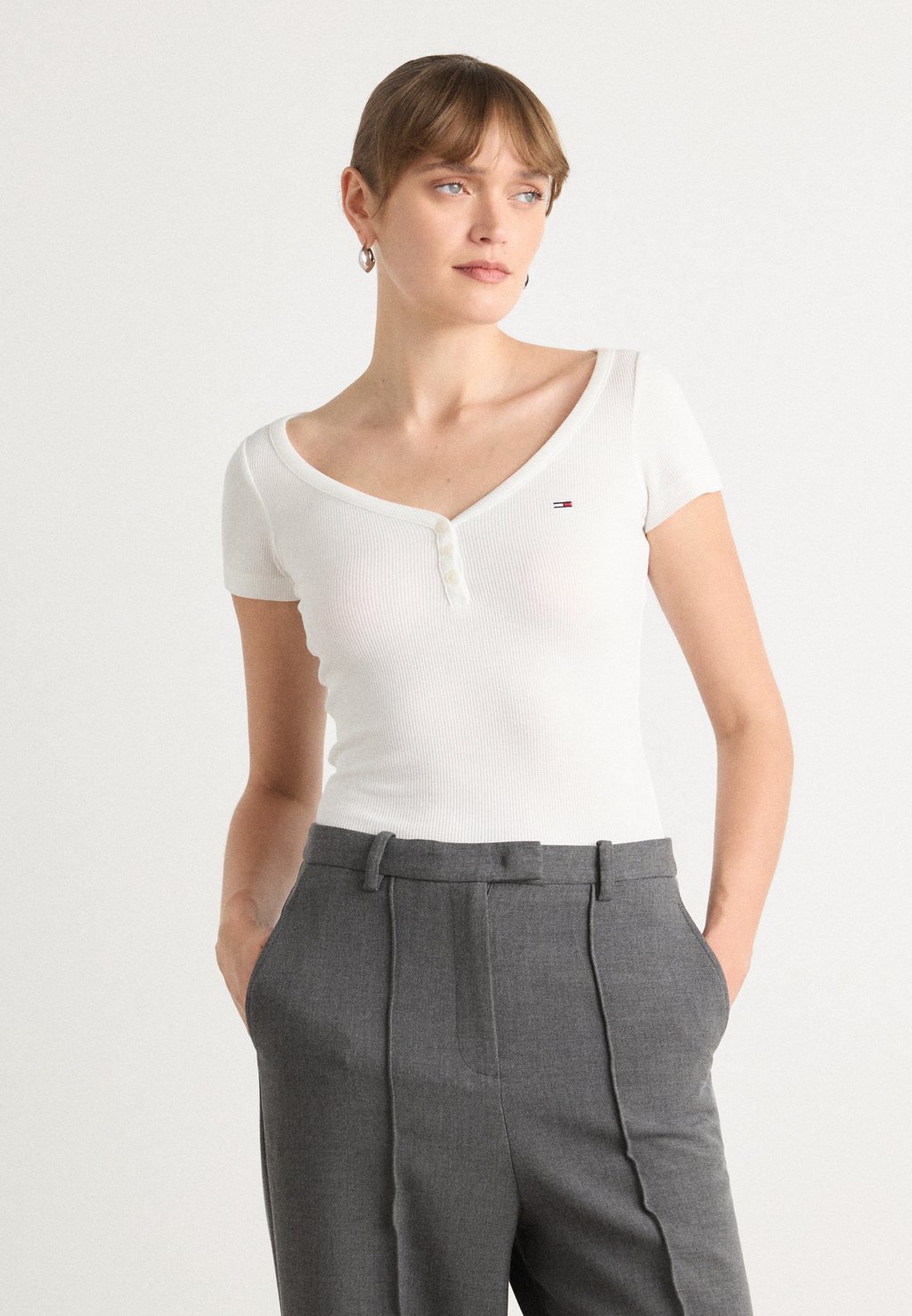 Базовая футболка HENLEY Tommy Jeans, кремовый
Базовая футболка HENLEY Tommy Jeans, кремовый