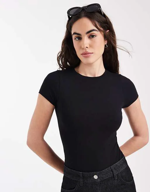 Черное боди с круглым вырезом New Look
Черное боди с круглым вырезом New Look