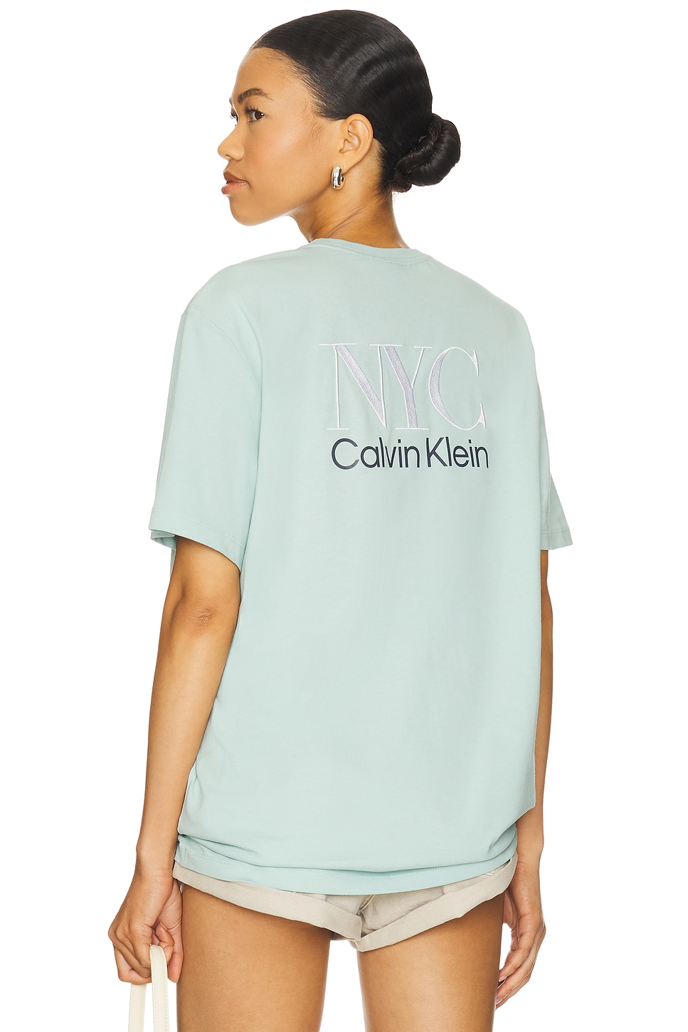 Футболка Calvin Klein с вышивкой NYC на спине, harbor gray
Футболка Calvin Klein с вышивкой NYC на спине, harbor gray