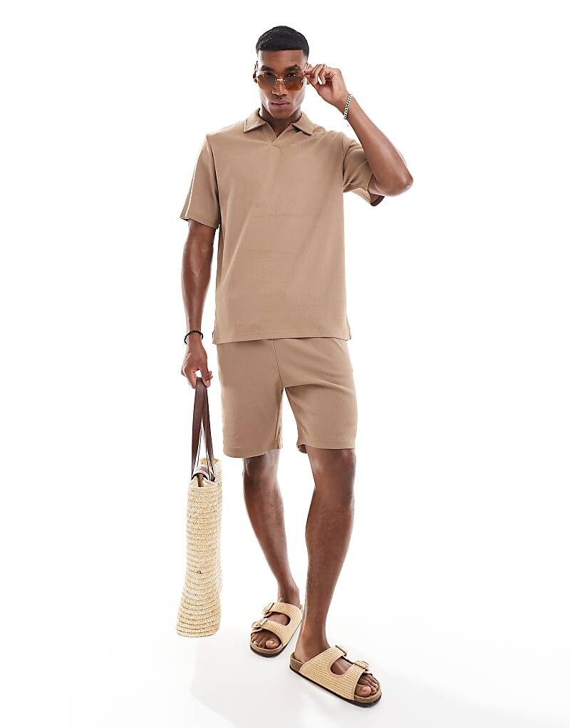 Jack & Jones – коричневые шорты со складками, часть комплекта
Jack & Jones – коричневые шорты со складками, часть комплекта