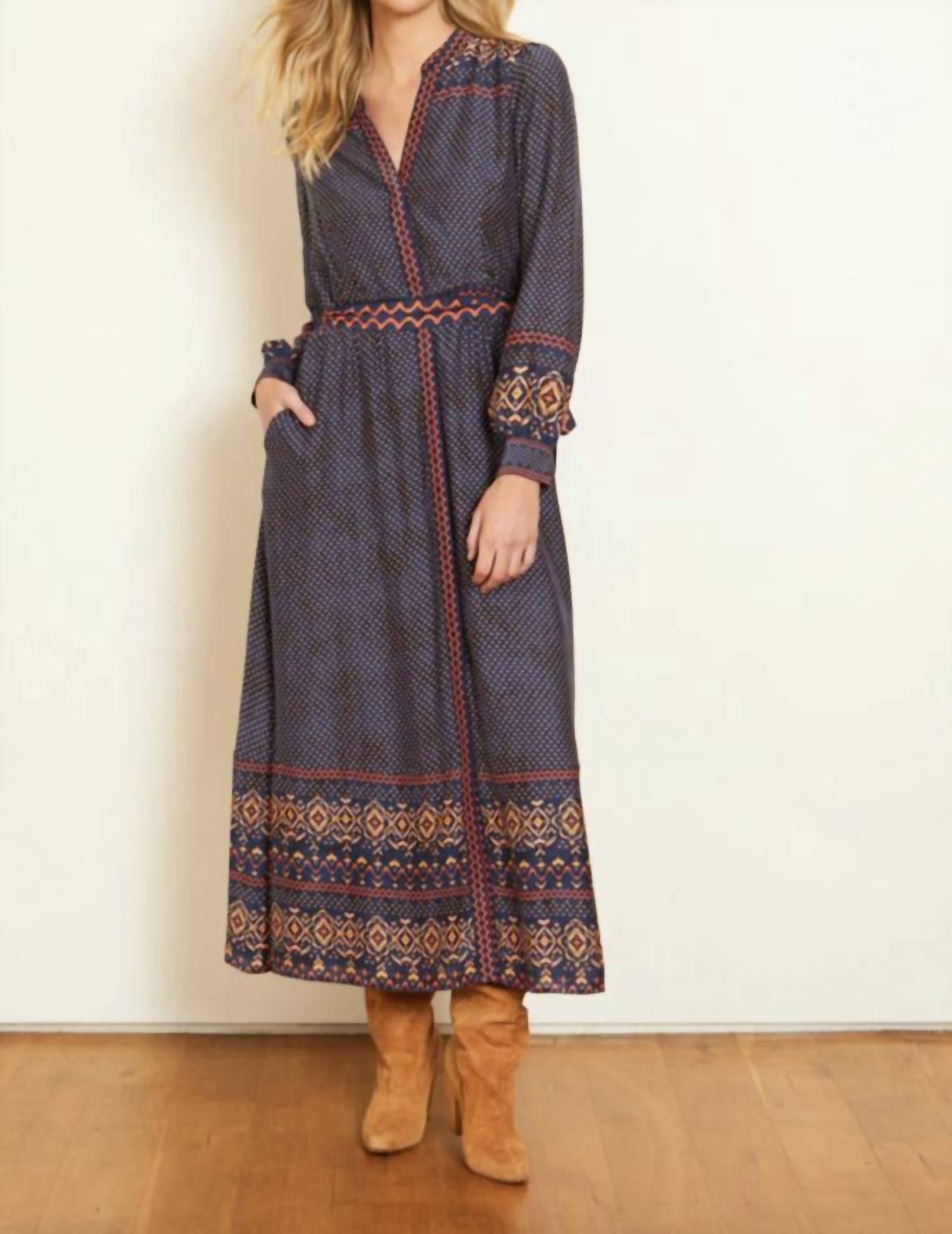 Платье Мишель в цвете батик индиго CABALLERO
Платье Мишель в цвете батик индиго CABALLERO