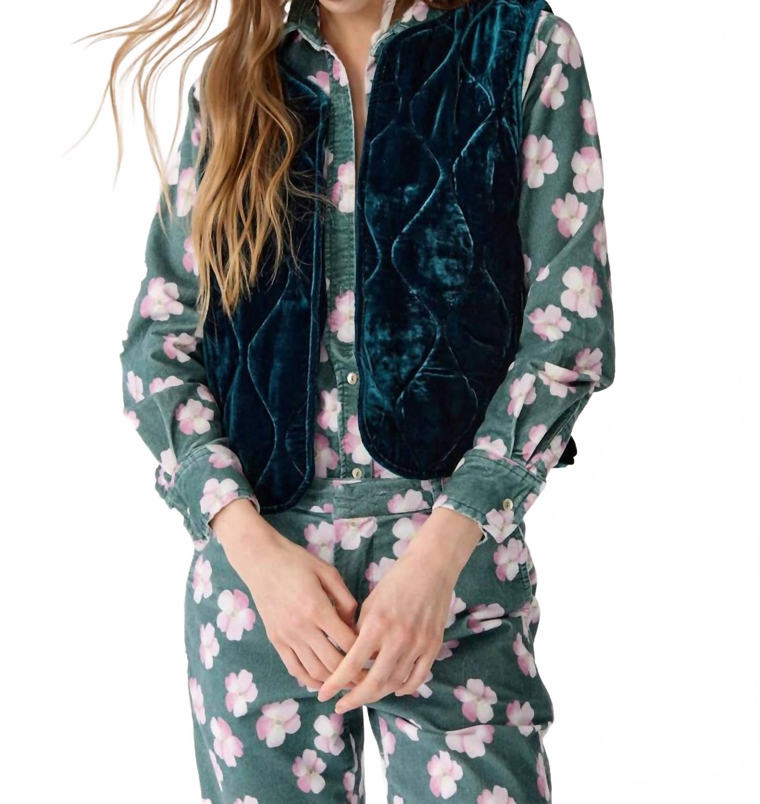 Бархатный стеганый жилет Waves в бирюзовом цвете Lanhtropy, Teal
Бархатный стеганый жилет Waves в бирюзовом цвете Lanhtropy, Teal