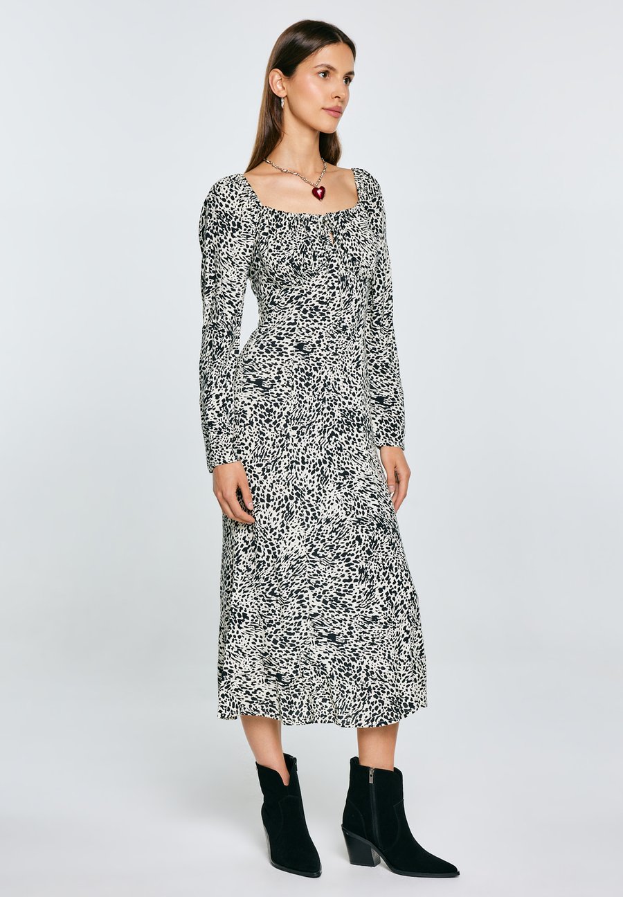 Платье Big Star KIARA, Schwarz/Black
Платье Big Star KIARA, Schwarz/Black