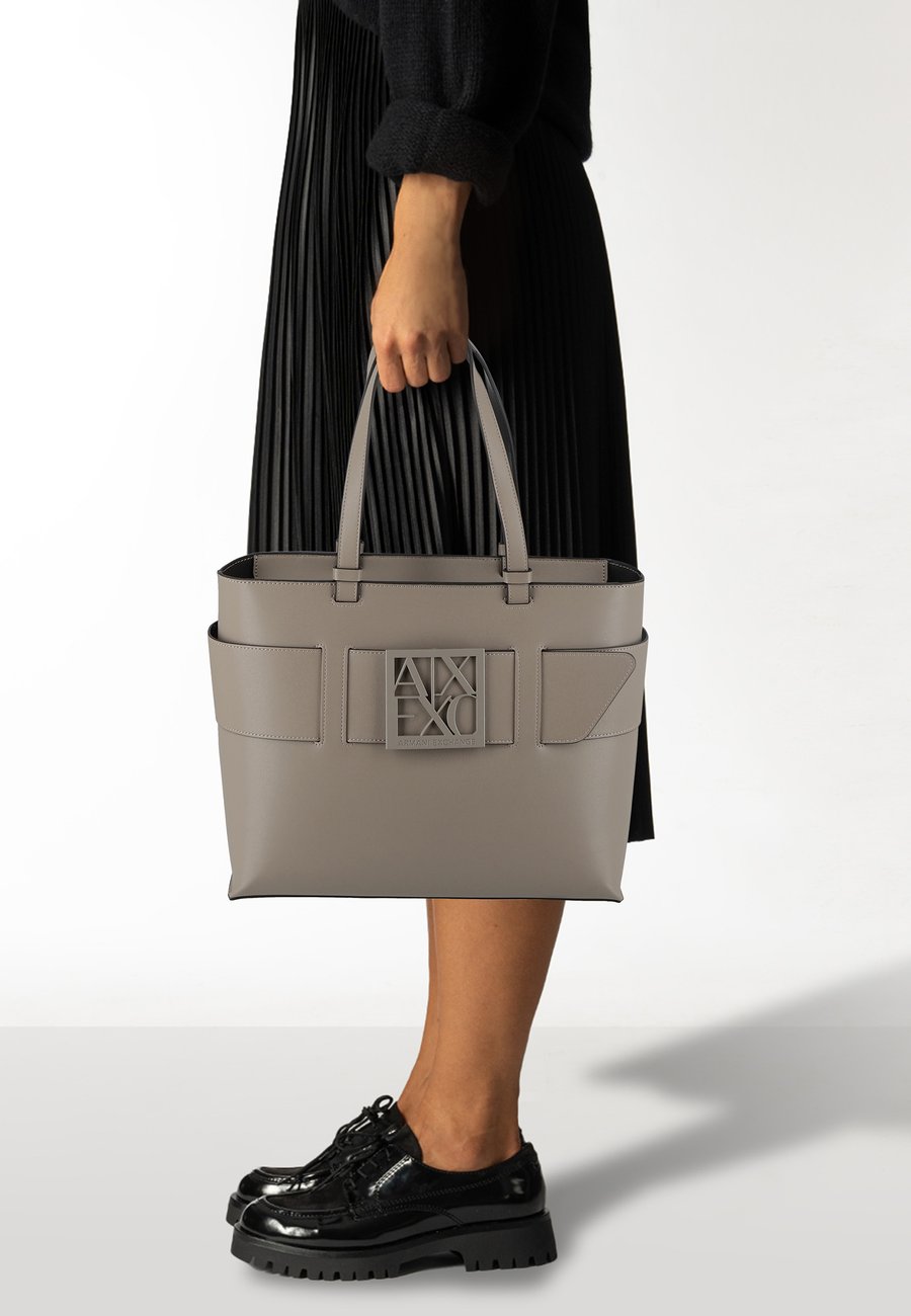 Сумка Armani Exchange SUSIE SHOPPER, Brown Bass/Brown
Сумка Armani Exchange SUSIE SHOPPER, Brown Bass/Brown