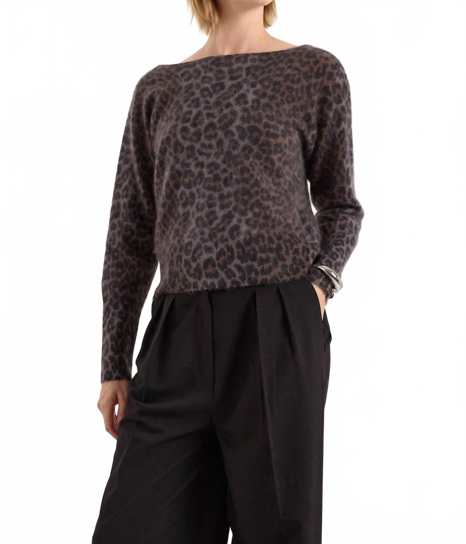 Brodie Cashmere Джемпер с леопардовым принтом и пуговицами на спине, мягкий верблюжий цвет
Brodie Cashmere Джемпер с леопардовым принтом и пуговицами на спине, мягкий верблюжий цвет