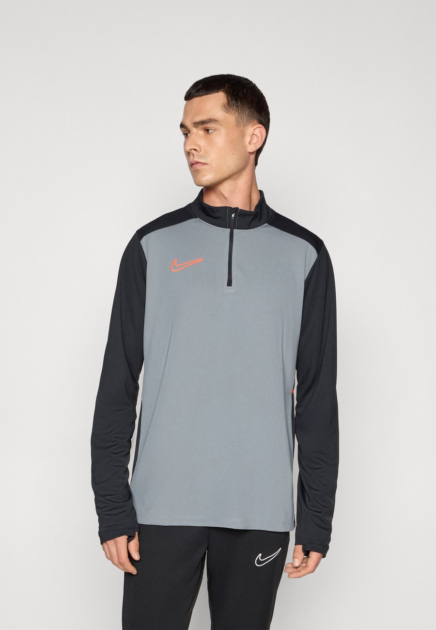 Топ Nike Performance ACADEMY DRILL TOP, Cool Grey/Black/Bright Crimson/Grey
Топ Nike Performance ACADEMY DRILL TOP, Cool Grey/Black/Bright Crimson/Grey