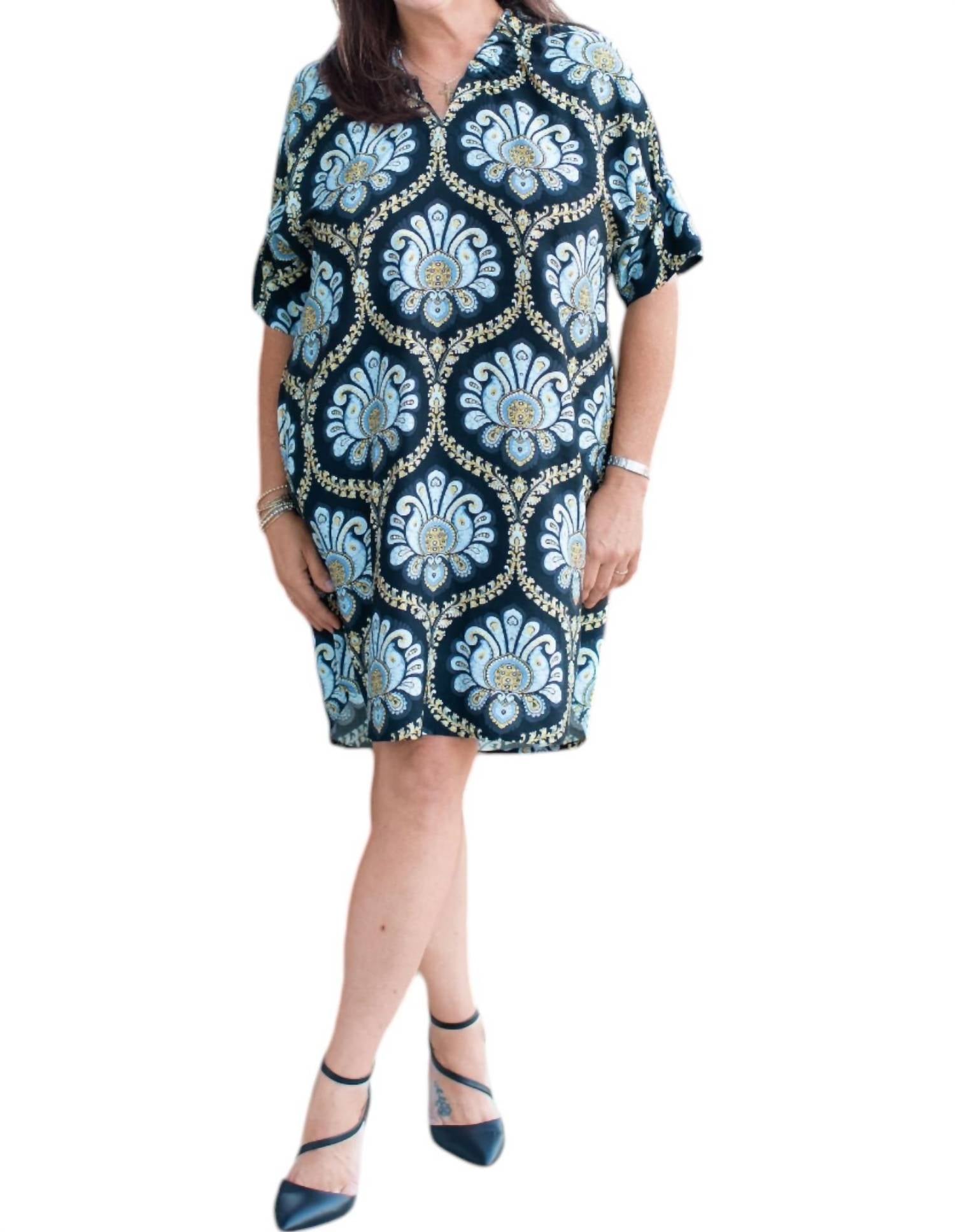 Платье с V-образным вырезом и принтом в разноцветных оборках Isle, мультиколор 
Платье с V-образным вырезом и принтом в разноцветных оборках Isle, мультиколор