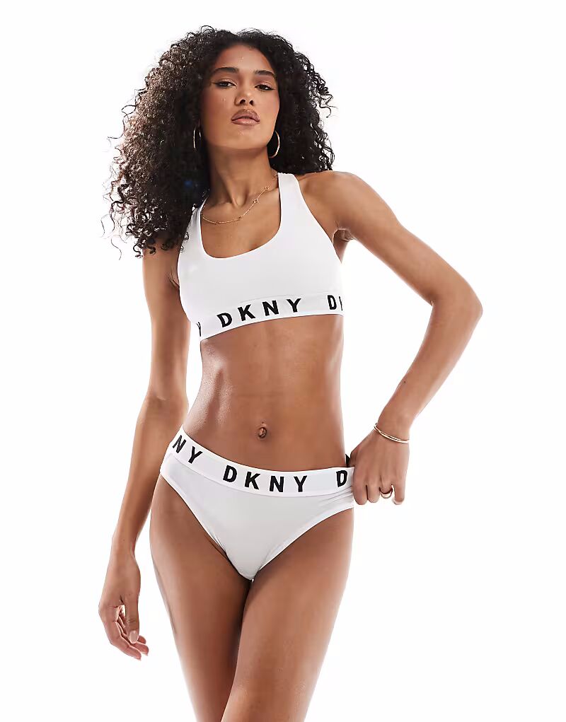 Трусики-бикини DKNY белого цвета с черным логотипом
Трусики-бикини DKNY белого цвета с черным логотипом