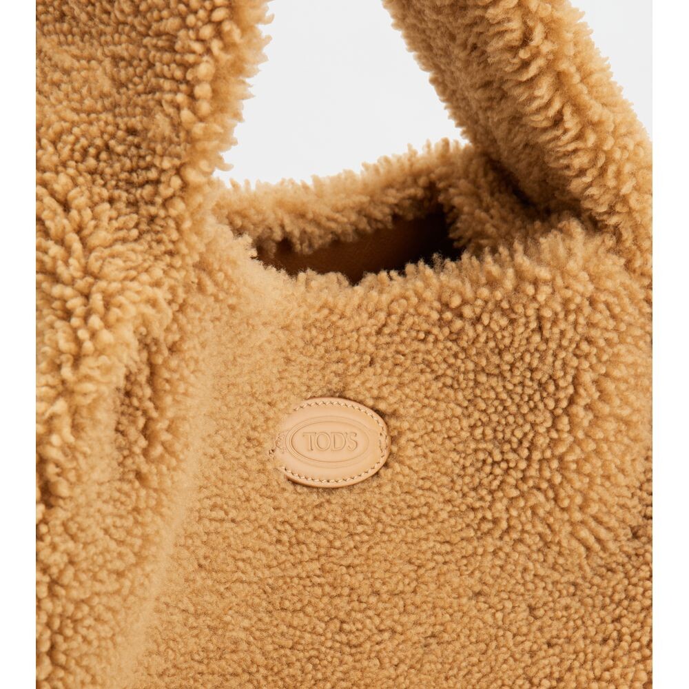 Сумка-хобо Tod's Shirt из овчины, бежевый
Сумка-хобо Tod's Shirt из овчины, бежевый