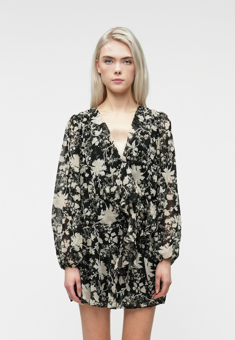 Платье Abercrombie & Fitch PLUNGE WRAP MINI, Black
Платье Abercrombie & Fitch PLUNGE WRAP MINI, Black