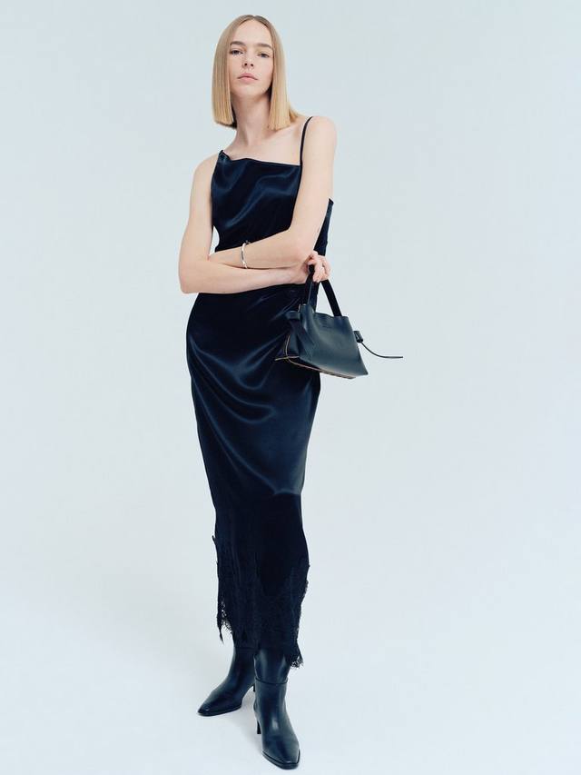 Платье-футляр макси с V-образным вырезом, плиссированное с кружевной отделкой Selected
Платье-футляр макси с V-образным вырезом, плиссированное с кружевной отделкой Selected