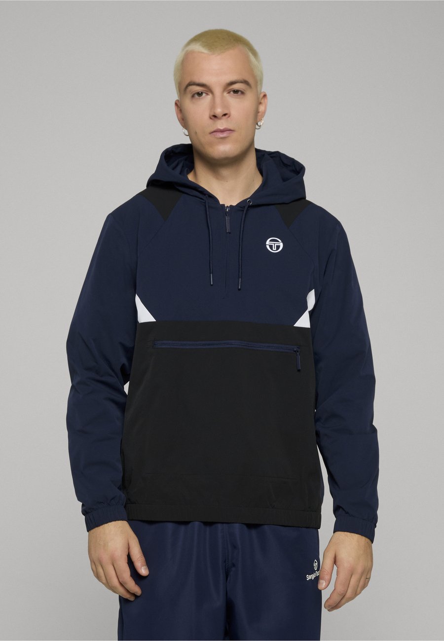 Куртка Sergio Tacchini APICE PL TRACK , Navy Black/Dark Blue
Куртка Sergio Tacchini APICE PL TRACK , Navy Black/Dark Blue