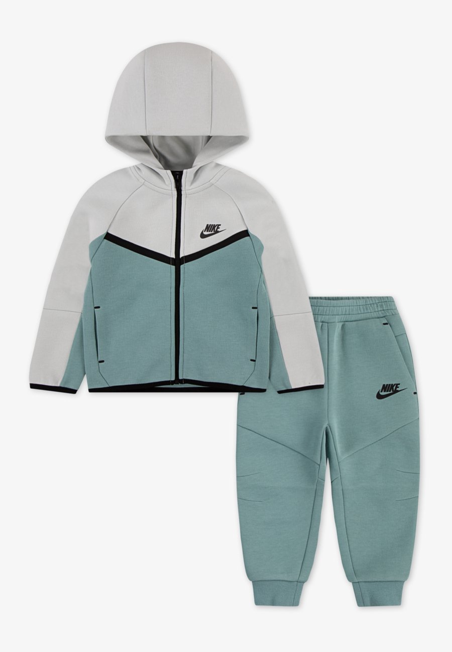 Толстовка Nike Sportswear TECH SET UNISEX, Cannon/Green
Толстовка Nike Sportswear TECH SET UNISEX, Cannon/Green