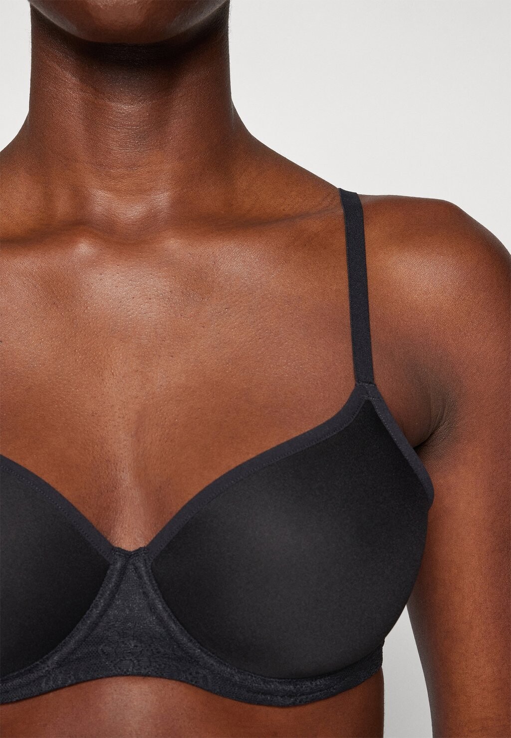 Бюстгальтер на косточках Spacer Schale Air Schiesser, черный
Бюстгальтер на косточках Spacer Schale Air Schiesser, черный