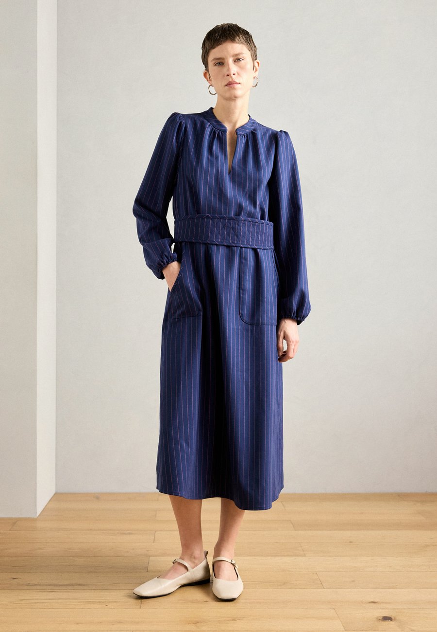 Платье Lollys Laundry MIDI DRESS , Dark Navy/Dark Blue
Платье Lollys Laundry MIDI DRESS , Dark Navy/Dark Blue