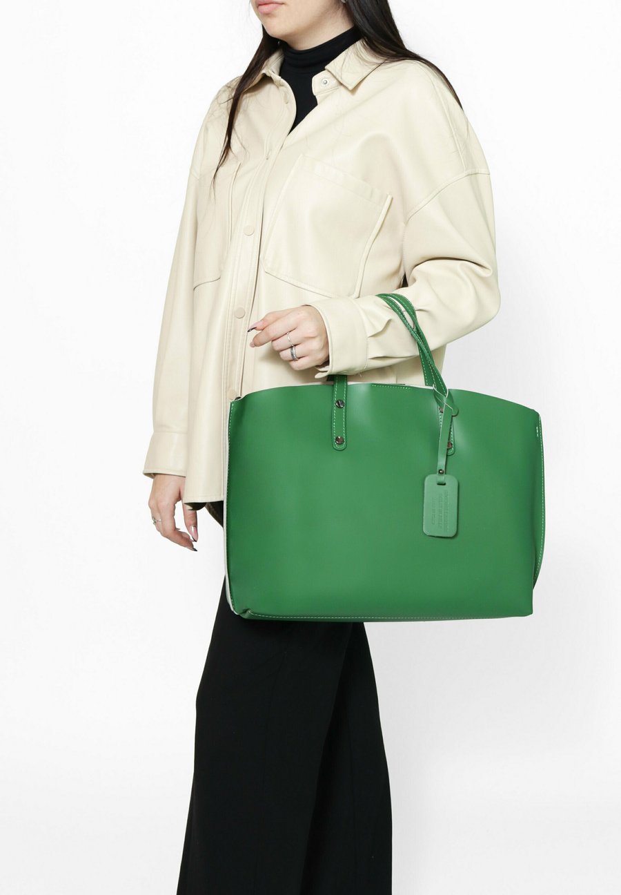 Сумка Chiara Ferretti SHOULDER, L Verde/Green
Сумка Chiara Ferretti SHOULDER, L Verde/Green