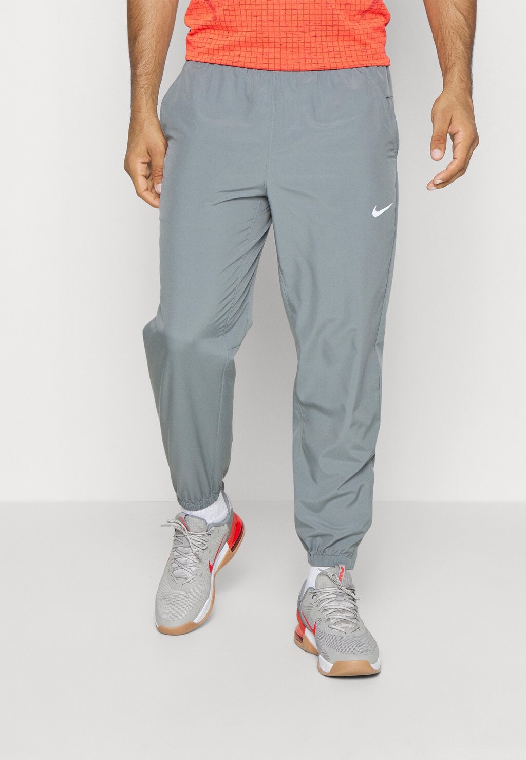 Спортивные брюки FORM PANT Nike, дымчато-серый/черный/серебристый со светоотражающим эффектом
Спортивные брюки FORM PANT Nike, дымчато-серый/черный/серебристый со светоотражающим эффектом