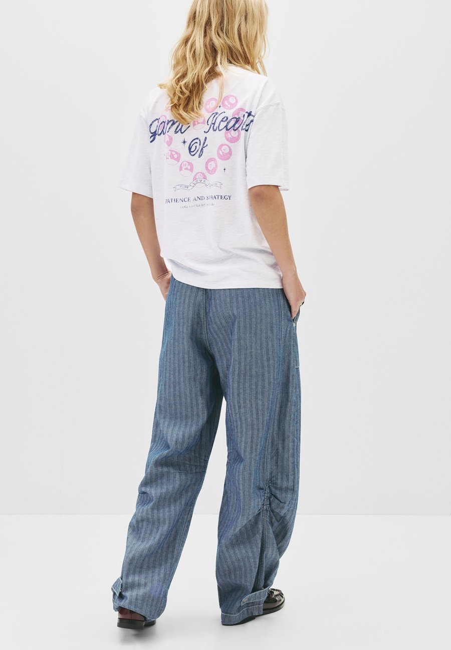 Футболка PULL&BEAR MARBLE GRAPHIC, Light Grey
Футболка PULL&BEAR MARBLE GRAPHIC, Light Grey