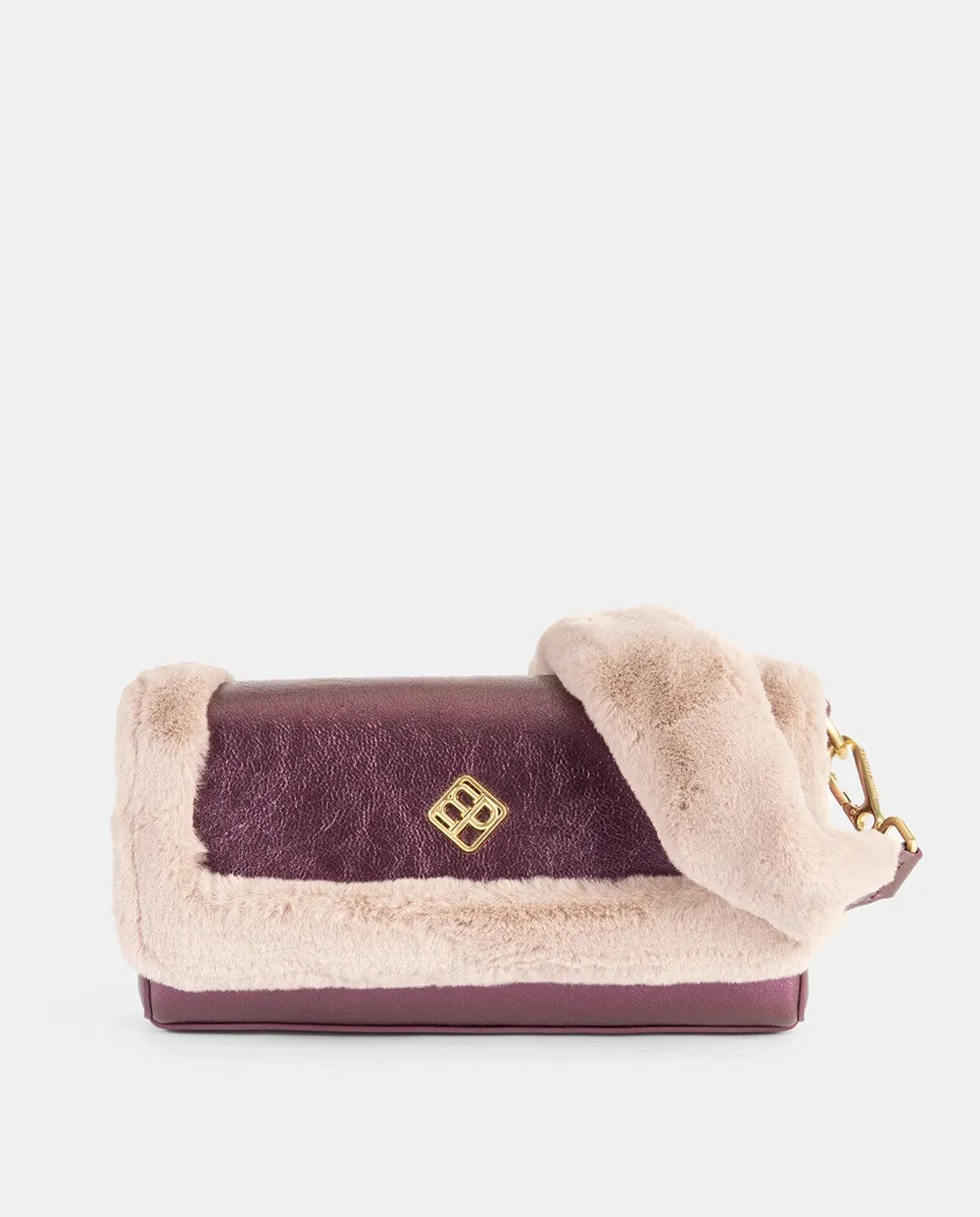 Металлическая сумка-багет с меховой аппликацией на клапане и магнитной застежкой Pepe Moll, цвет Granate
Металлическая сумка-багет с меховой аппликацией на клапане и магнитной застежкой Pepe Moll, цвет Granate