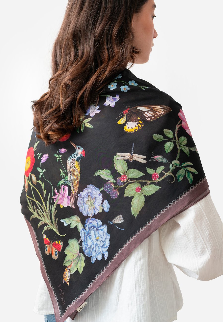 Шарф FABLE ENGLAND FRUITY FLORAL NARRATIVE, Black
Шарф FABLE ENGLAND FRUITY FLORAL NARRATIVE, Black