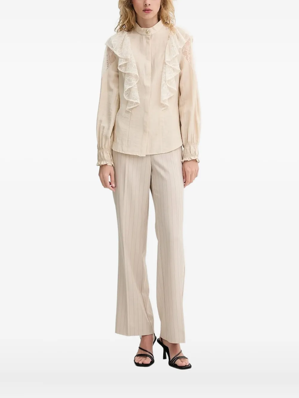 Блузка с кружевной отделкой и оборками Bruuns Bazaar, нейтральный
Блузка с кружевной отделкой и оборками Bruuns Bazaar, нейтральный