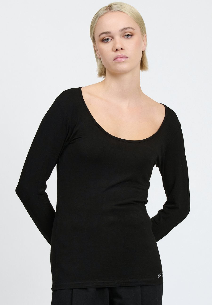 Топ INFLUENCER U-NECK, Black
Топ INFLUENCER U-NECK, Black