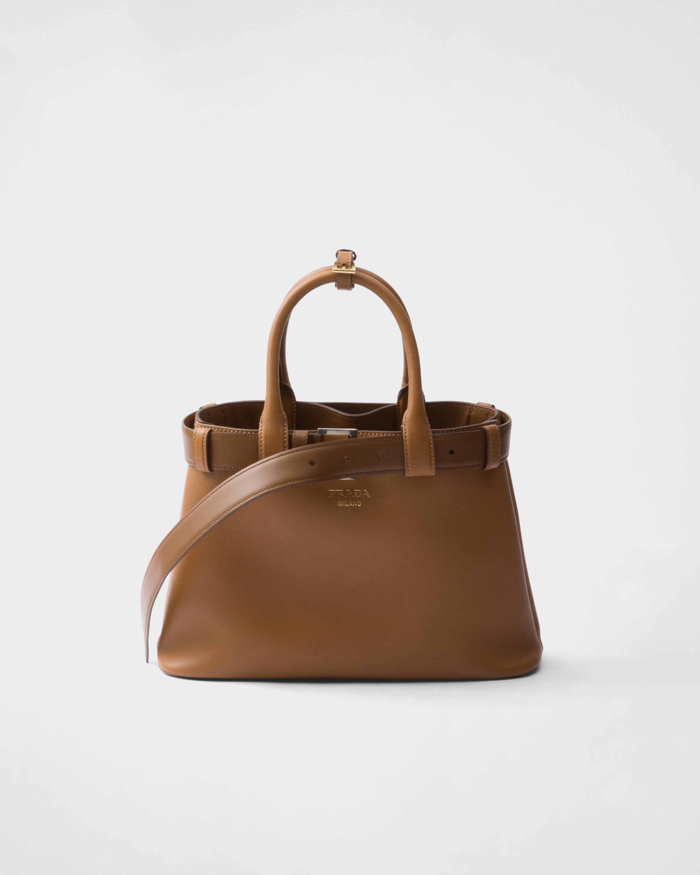 Малая кожаная сумка Prada Buckle с ремнем, коричневый
Малая кожаная сумка Prada Buckle с ремнем, коричневый