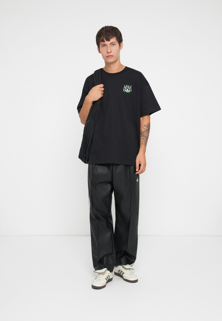 Футболка Adidas Originals STREET DRAWING UNISEX, Black
Футболка Adidas Originals STREET DRAWING UNISEX, Black