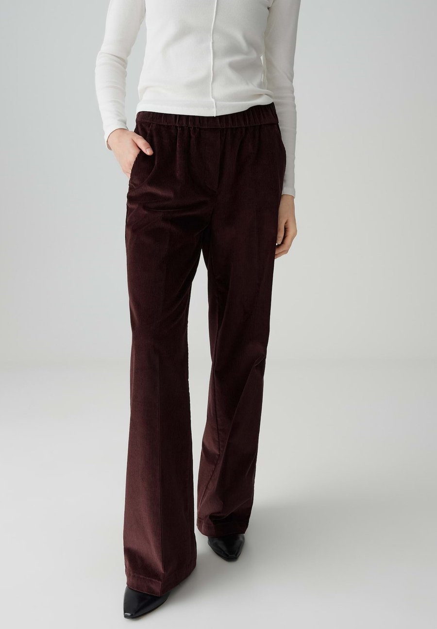 Брюки OPUS PANTS MID RISE RELAXED FIT, Dark Grape/Dark Purple
Брюки OPUS PANTS MID RISE RELAXED FIT, Dark Grape/Dark Purple