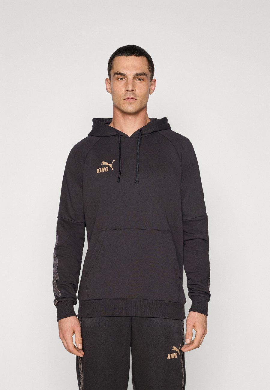 Худи Puma KING HOODIE, Black/Matte Gold-Coloured/White/Black
Худи Puma KING HOODIE, Black/Matte Gold-Coloured/White/Black