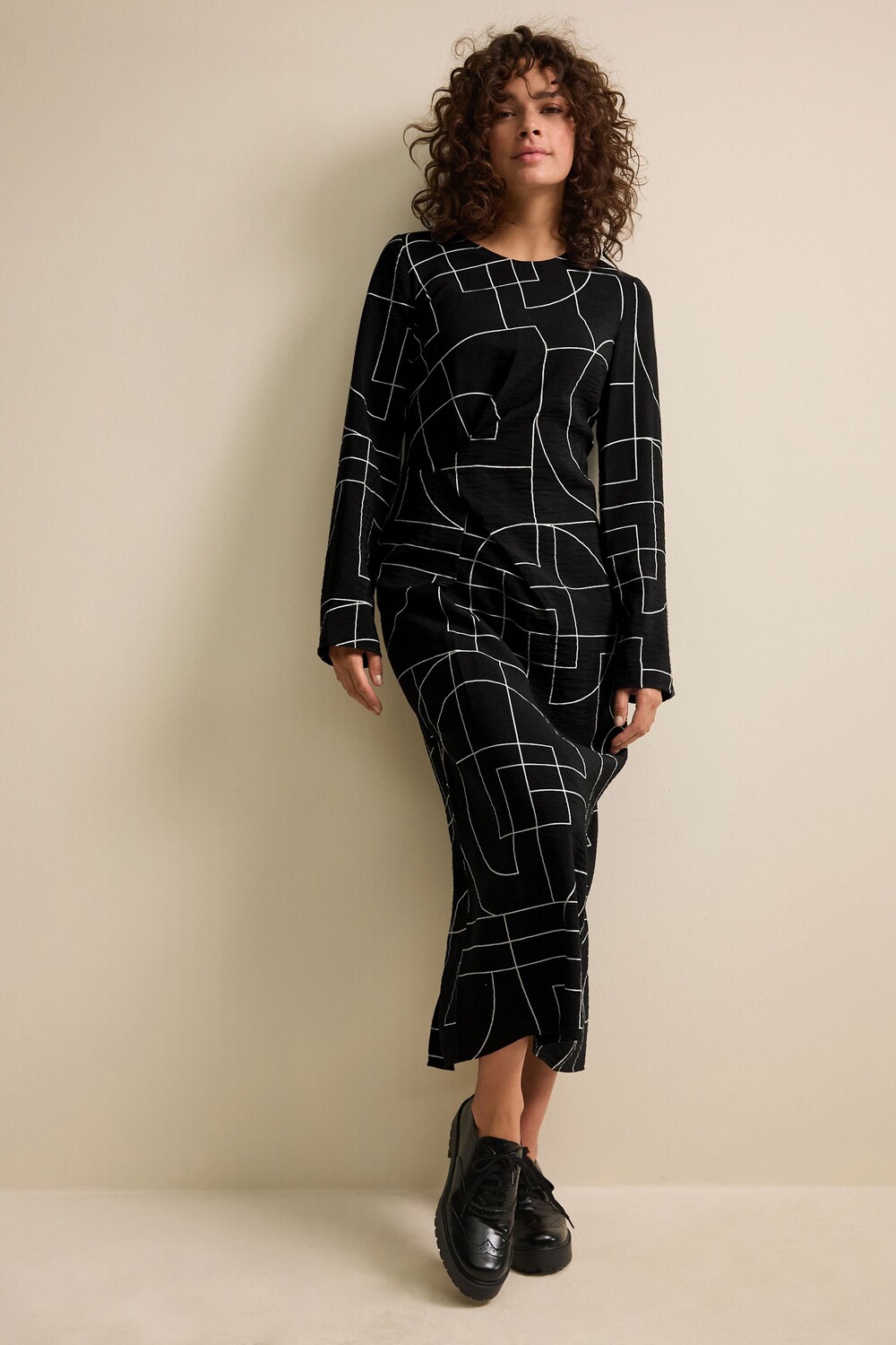 Платье миди с длинными рукавами и завышенной талией Next, черный
Платье миди с длинными рукавами и завышенной талией Next, черный