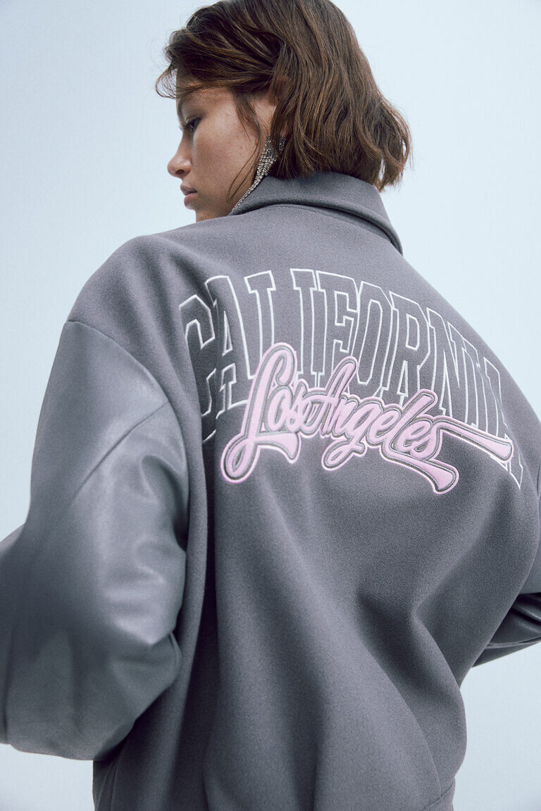 Бейсбольная куртка с мотивом H&M, серый
Бейсбольная куртка с мотивом H&M, серый