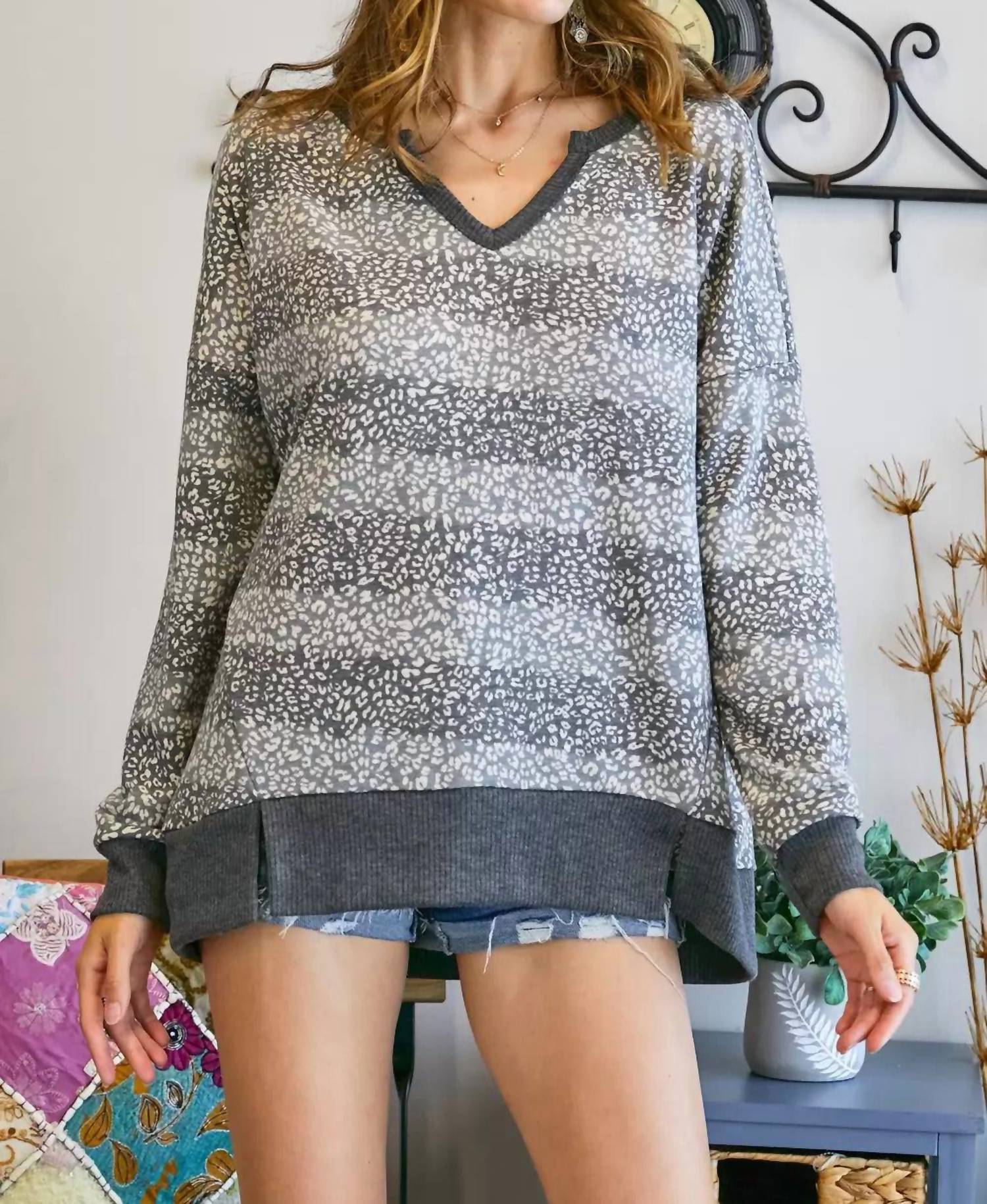 Топ свободного кроя Cheetah V-образного выреза Plus в сером цвете Adora, серый
Топ свободного кроя Cheetah V-образного выреза Plus в сером цвете Adora, серый