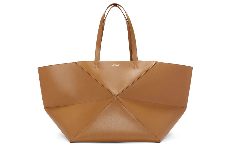 Блестящая кожаная сумка из коровьей кожи очень большая женская дубово-коричневая LOEWE
Блестящая кожаная сумка из коровьей кожи очень большая женская дубово-коричневая LOEWE