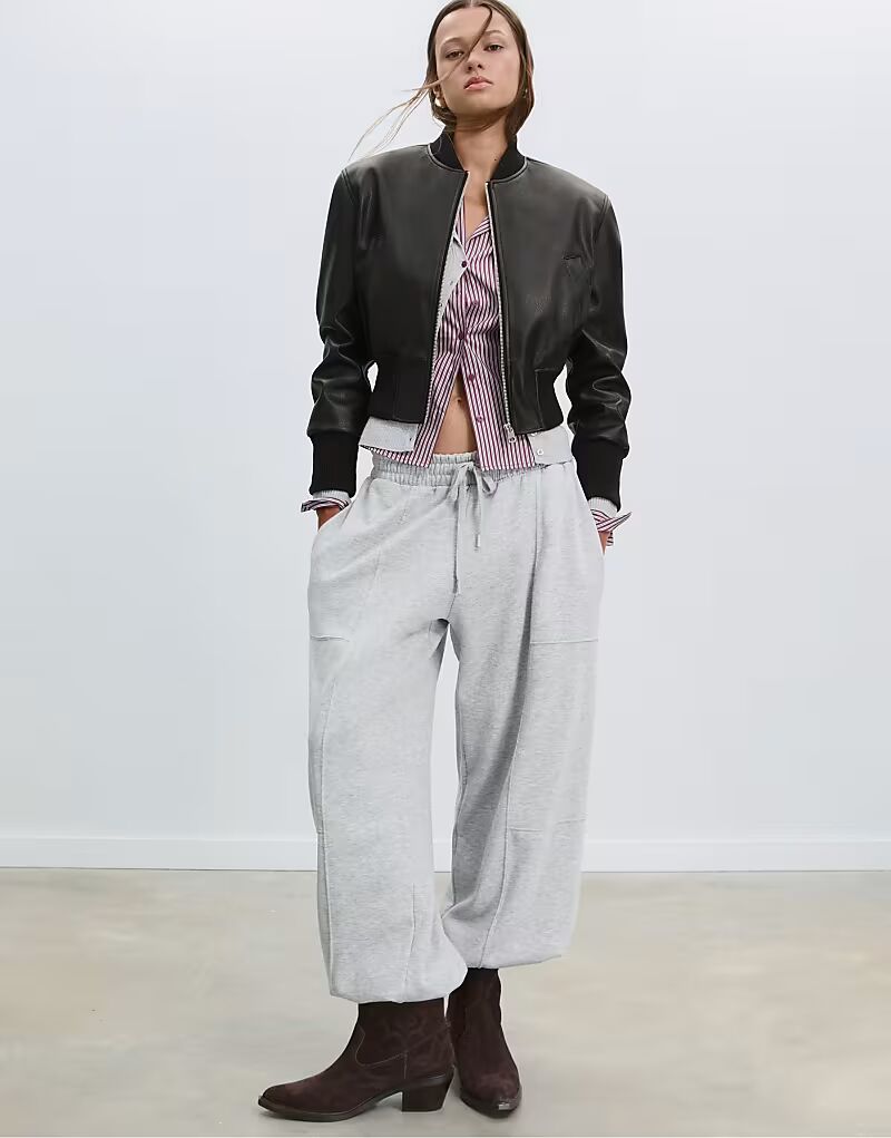 Куртка-бомбер из искусственной кожи с подплечниками черного цвета Stradivarius
Куртка-бомбер из искусственной кожи с подплечниками черного цвета Stradivarius