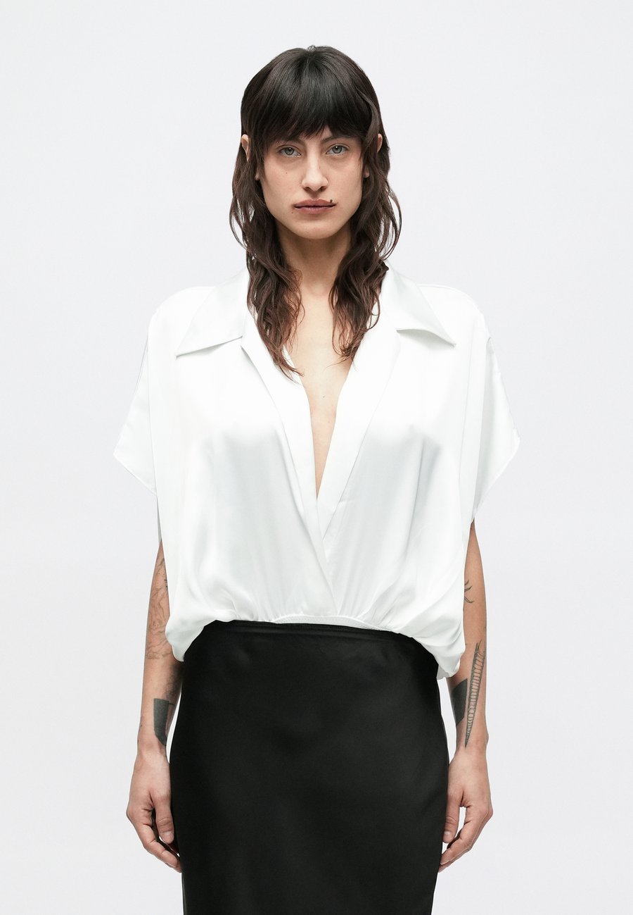 Блуза Norma Kamali SUPER SLEEVELESS SHIRT BODYSUIT, Snow White/White
Блуза Norma Kamali SUPER SLEEVELESS SHIRT BODYSUIT, Snow White/White