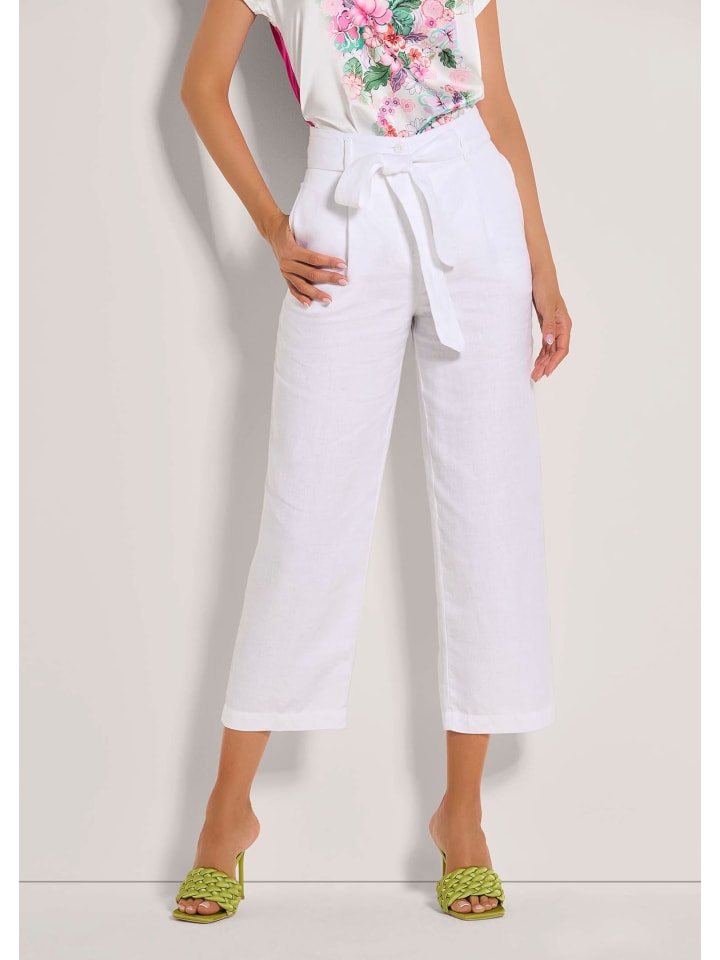 MADELEINE Льняные брюки с поясом и складками белого цвета
MADELEINE Льняные брюки с поясом и складками белого цвета