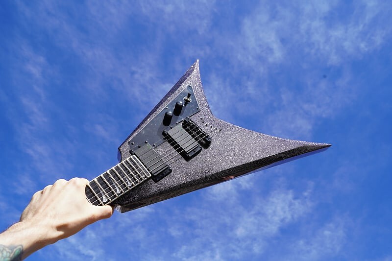 Электрогитара ESP LTD SIGNATURE SERIES Kirk Hammett KH-V - Black Sparkle LTD SIGNATURE SERIES Kirk Hammett KH-V Black Sparkle 6-String Electric Guitar w/ Case