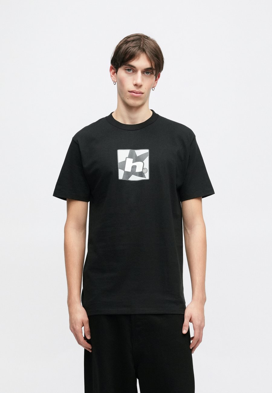 Футболка HUF STAR MULTI TEE UNISEX, Black, Черный, Футболка HUF STAR MULTI TEE UNISEX, Black
Футболка HUF STAR MULTI TEE UNISEX, Black, Черный, Футболка HUF STAR MULTI TEE UNISEX, Black