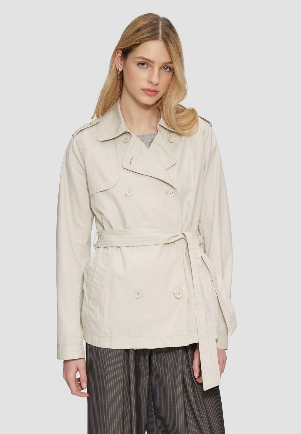 Летняя куртка MIT GÜRTEL QS, светло-серый
Летняя куртка MIT GÜRTEL QS, светло-серый