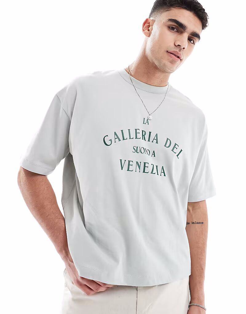 Футболка свободного кроя ASOS DESIGN с принтом города серого цвета 
Футболка свободного кроя ASOS DESIGN с принтом города серого цвета