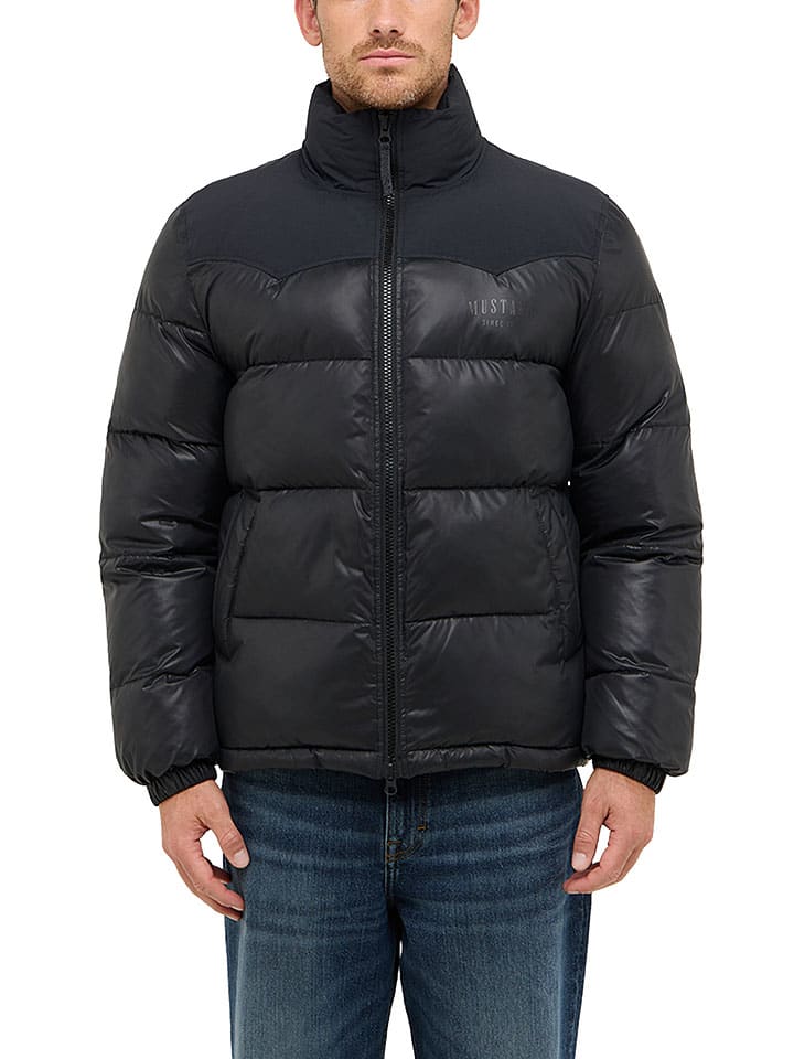 Стеганая куртка черного цвета Mustang
Стеганая куртка черного цвета Mustang