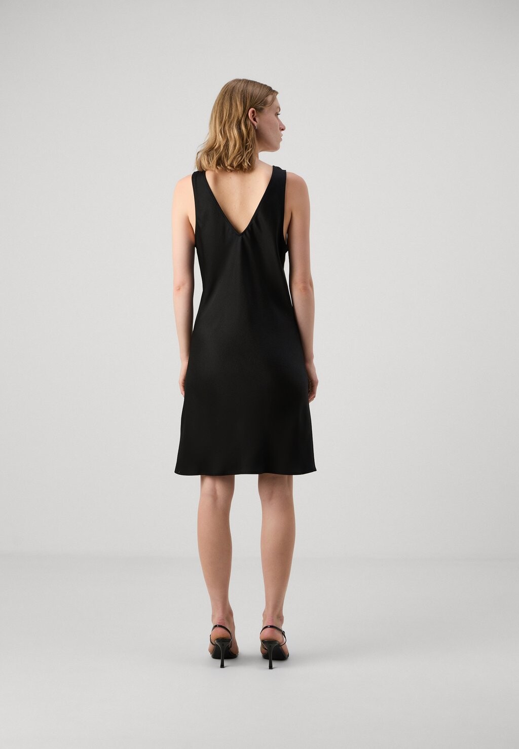 Дневное платье Reasy DRYKORN, черное
Дневное платье Reasy DRYKORN, черное