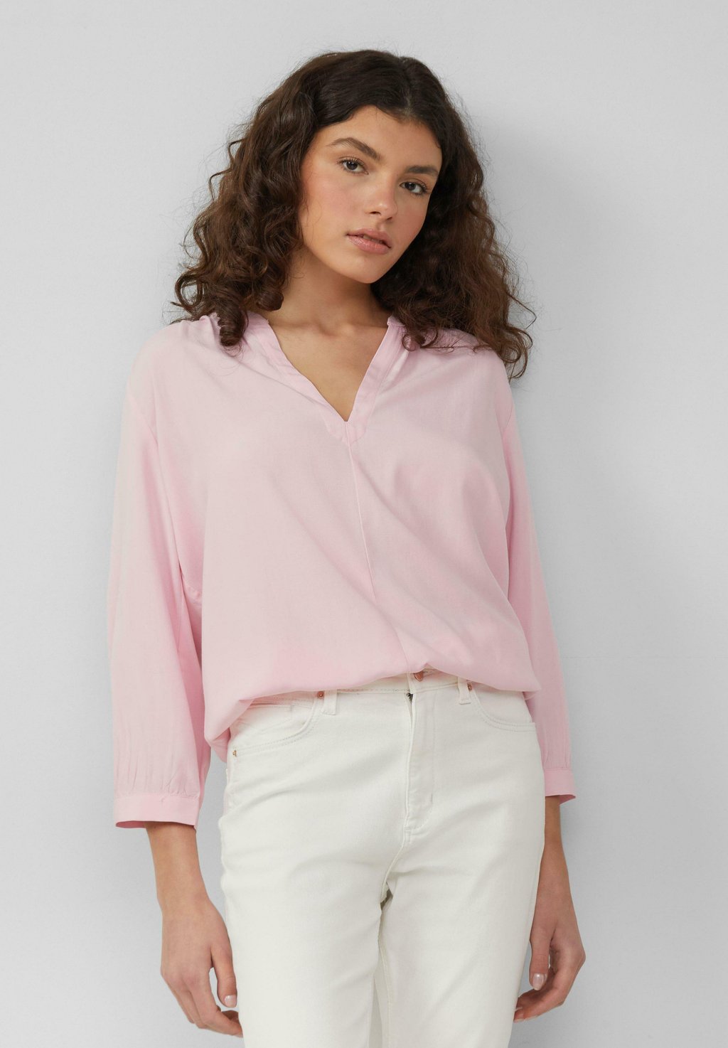 Блуза MIT RAFFUNG AN DER SCHULTER QS, светло-розовый
Блуза MIT RAFFUNG AN DER SCHULTER QS, светло-розовый