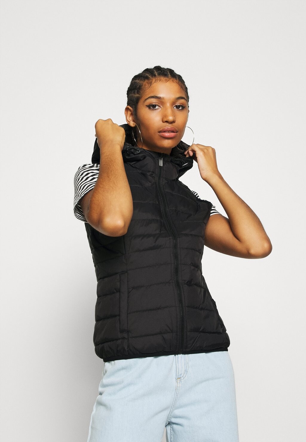 Жилет ONLY короткий с капюшоном, черный
Жилет ONLY короткий с капюшоном, черный