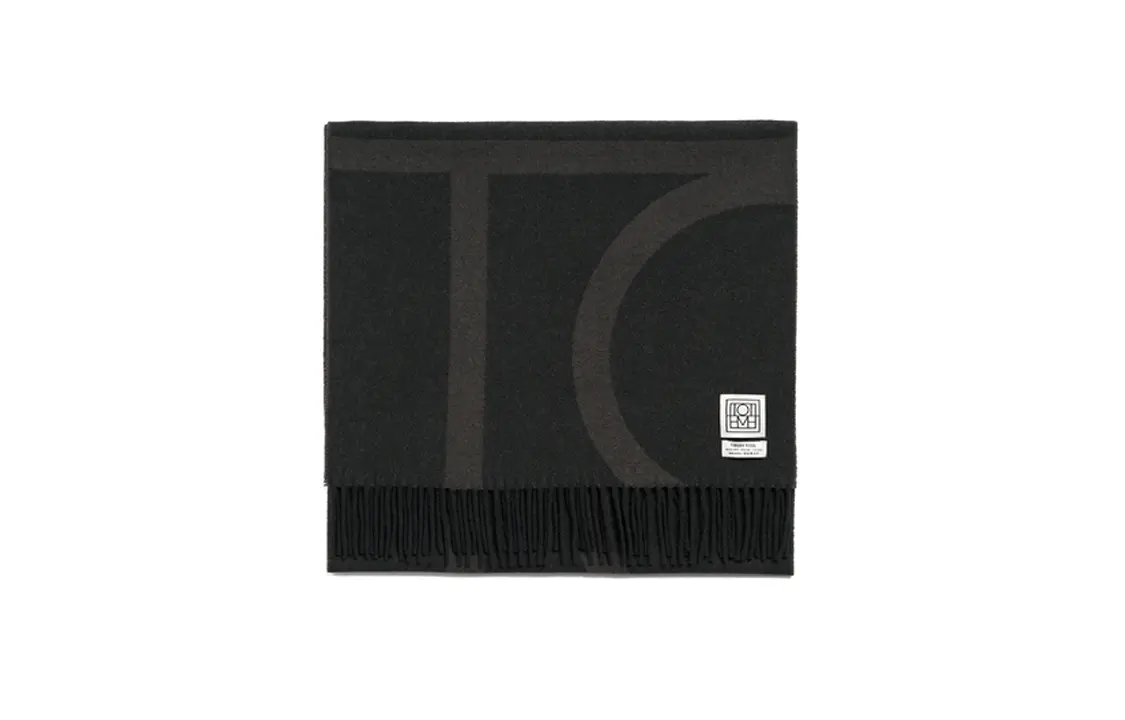 Totême Monogram Jacquard шарф с бахромой TOTEME, серый
Totême Monogram Jacquard шарф с бахромой TOTEME, серый
